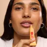 The Body Shop Born Lippy Lip Balm (10 ml, Mrożona herbata brzoskwiniowa)